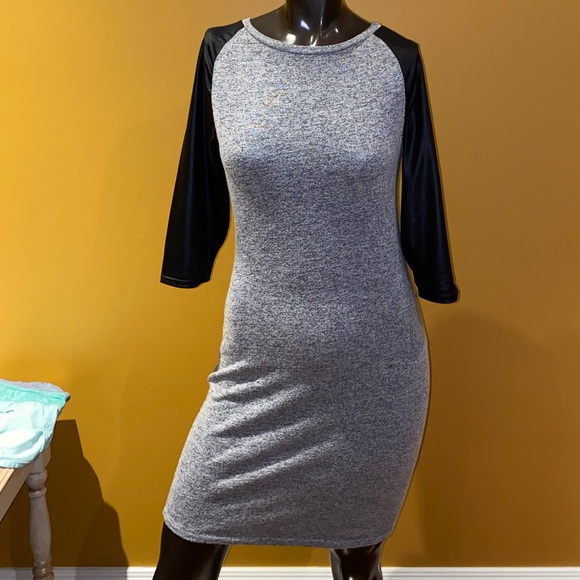 Grey knit dress with black 3-quarter sleeves - Picture 1 of 3